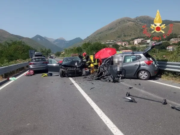 Tragico incidente sulla SS18: un morto e 5 feriti in un coinvolgimento di tre vetture, intervento dei Vvf