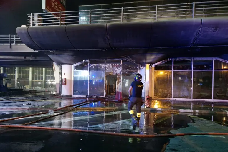 Divampato incendio all'aeroporto internazionale di Catania: I Vvf in azione. I dettagli