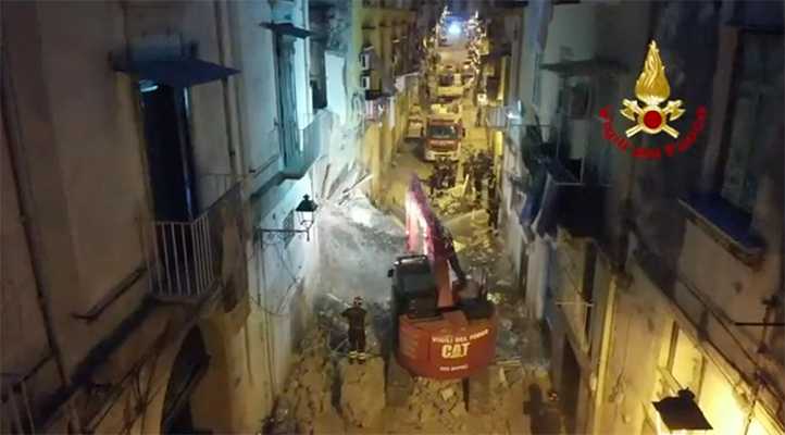 Palazzina di 3 piani crolla a Torre del Greco: tre persone estratte vive, nessun disperso