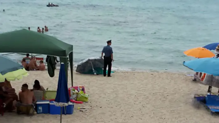 Morte misteriosa nel mare: Disabile perde la vita durante l'immersione in carrozzina