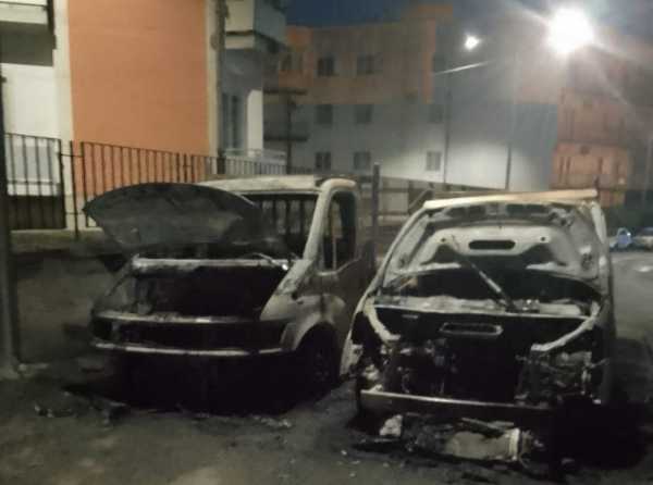 Incendio devastante a Catanzaro: due furgoni ridotti in cenere mentre le indagini cercano l'origine del rogo