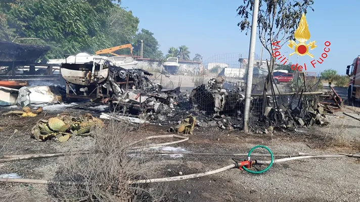 Emergenza sul Lungomare: Incendio devastante nel rimessaggio delle imbarcazioni a Catanzaro. I dettagli