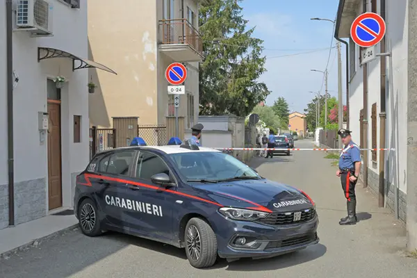 Cinquantenne si barricato in casa per 18 ore: trattativa con i carabinieri risolve la situazione