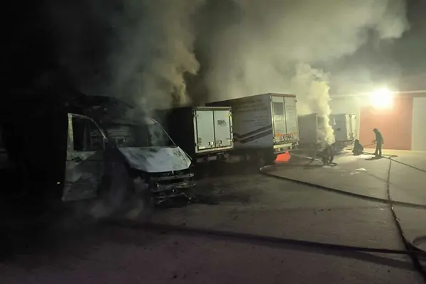 Drammatico incendio doloso devasta 5 mezzi di azienda dolciaria: indagini in corso. i dettagli
