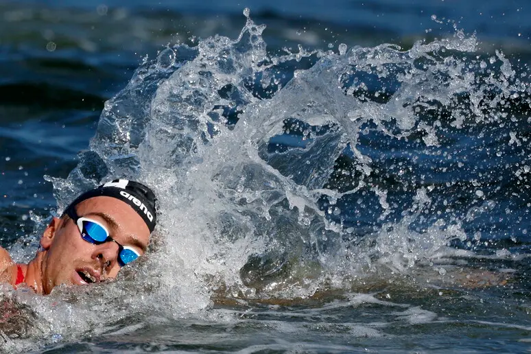 Trionfo Italiano: Gregorio Paltrinieri guida la vittoria d'oro nella staffetta 4x1,5 km ai Mondiali di nuoto di Fukuoka!