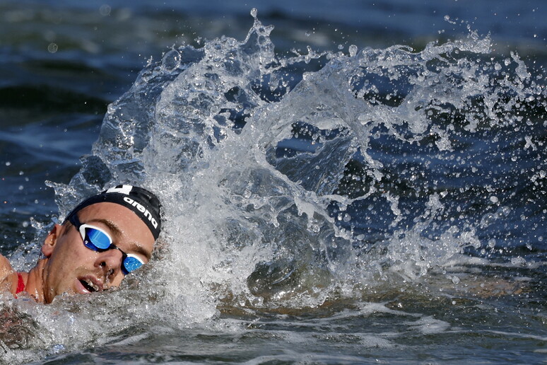 Trionfo Italiano: Gregorio Paltrinieri guida la vittoria d'oro nella staffetta 4x1,5 km ai Mondiali di nuoto di Fukuoka!