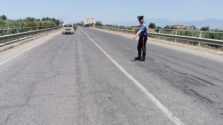 Rocambolesco inseguimento lungo la SS106: 20enne senza patente tenta di investire un Carabiniere. Tutti i dettagli