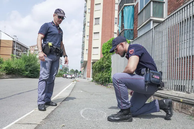 Tragico omicidio nella periferia di Torino: Un uomo accoltellato a morte nel buio della notte