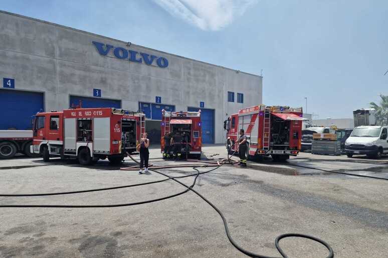 I Vvf in azione: incendio minaccia officina Volvo a Campo Calabro, maestro del fuoco messo sotto controllo"