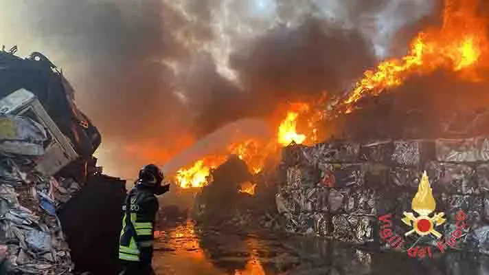 Emergenza ambientale in Calabria: 70 interventi dei Vvf per incendi boschivi in 24 ore