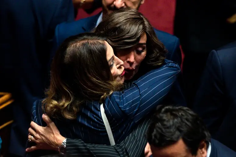 Santanchè sopravvive alla sfiducia con 111 voti contrari: Un giorno turbolento al Senato