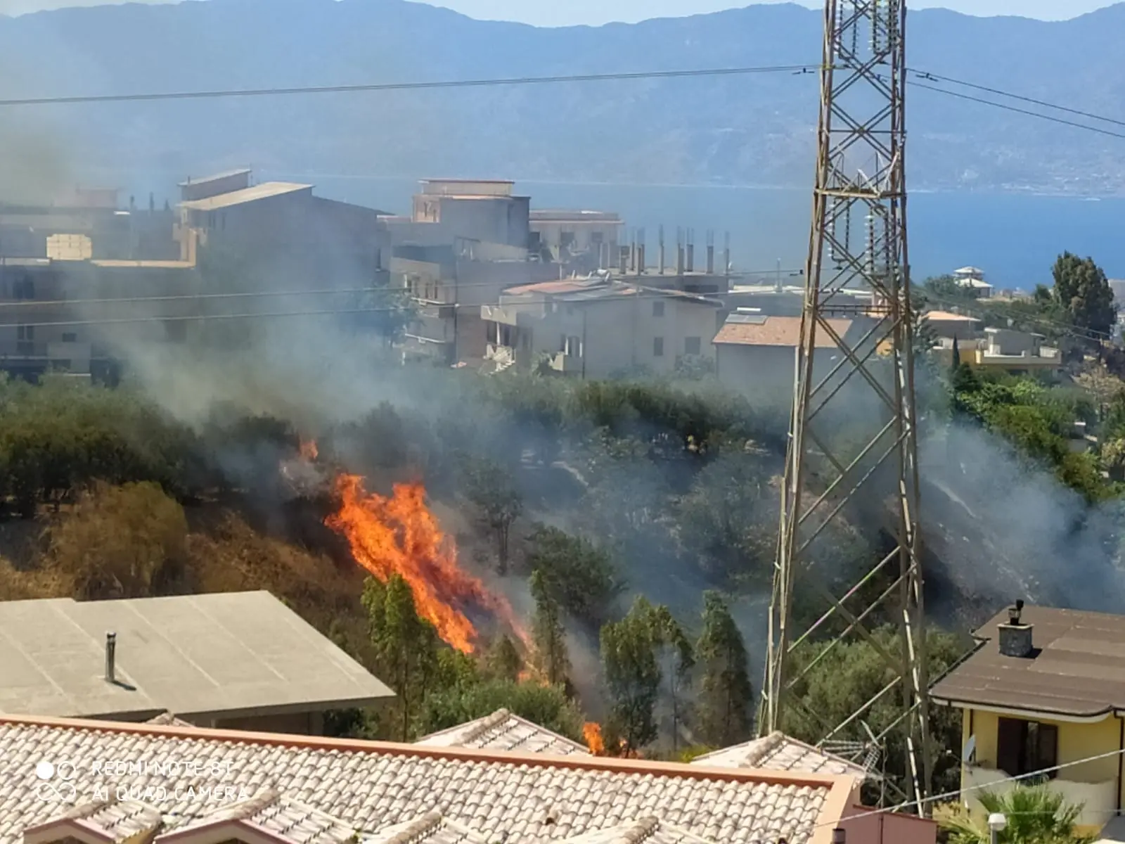 Rogo a Mosorrofa: Fiamme nel Reggino distruggono appartamenti e locali commerciali, intervento dei Vvf pericoloso ma efficace