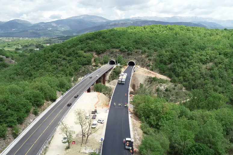 Tragedia sull'A25 ad Avezzano: operaio investito mortalmente da un camion durante lavori di manutenzione