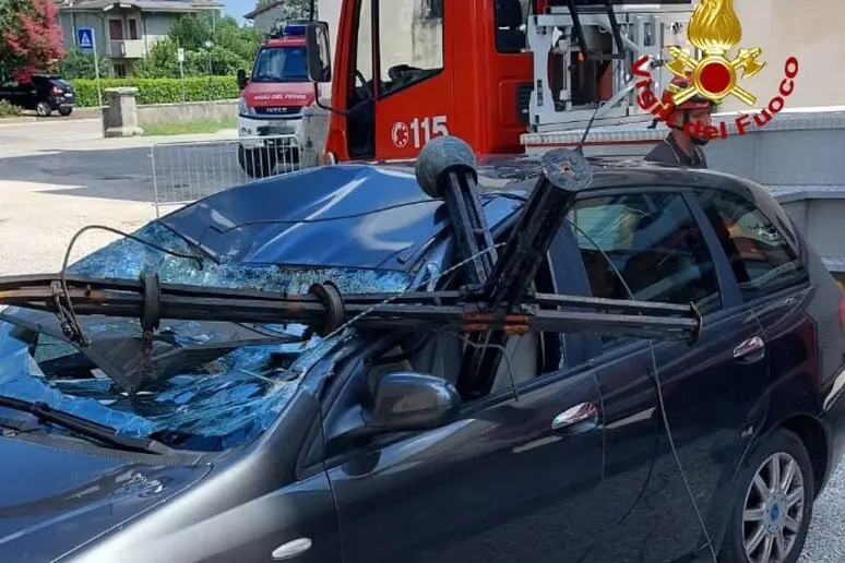 Vento devastante: la croce del campanile si stacca e distrugge l'auto del parroco