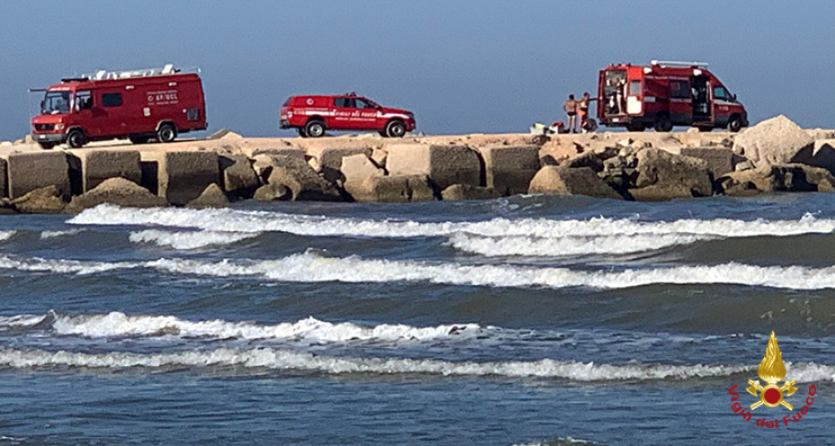 Ragusa, trovato il giovane disperso nelle acque di Scoglitti con l'aiuto dei Vvf