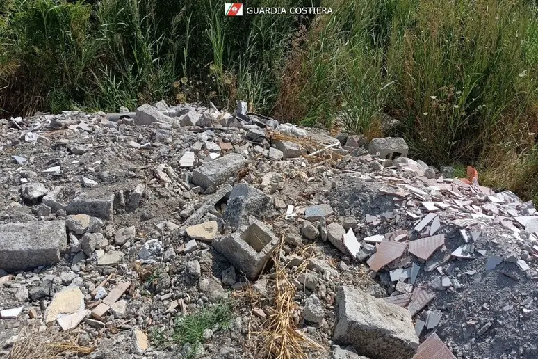 Rifiuti speciali su un terreno, sequestrata area a Catanzaro