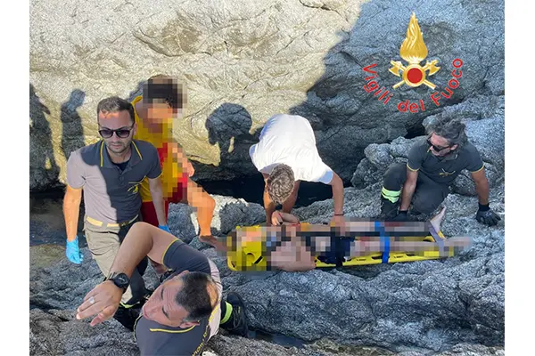 Rapido intervento dei Vvf a Capo Vaticano: soccorso giovane caduto dalla scogliera