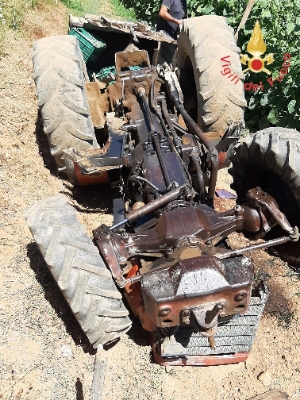 Tragedia a Miglierina: morto in incidente con mezzo agricolo ribaltato, intervento dei Vvf