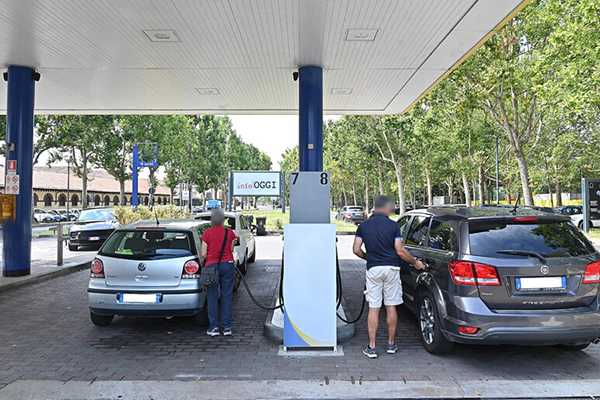 Caro carburante. Nuovi Rialzi per il Diesel: Prezzo Self a 1,816 Euro al Litro secondo Qe