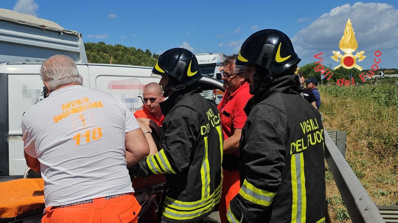 Grave incidente stradale sulla SS107 a Crotone: Tre autovetture coinvolte feriti due passeggeri