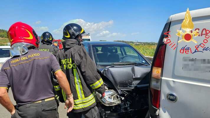 Grave incidente stradale sulla SS107 a Crotone: Tre autovetture coinvolte feriti due passeggeri
