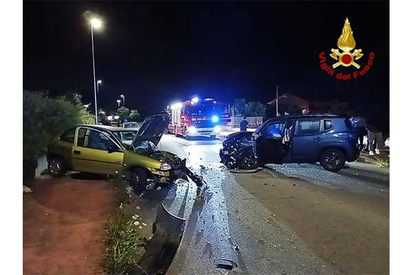 Incidente stradale a Lamezia Terme coinvolge due auto: i Vvf estraggono uomo dall’abitacolo in stato confusionale