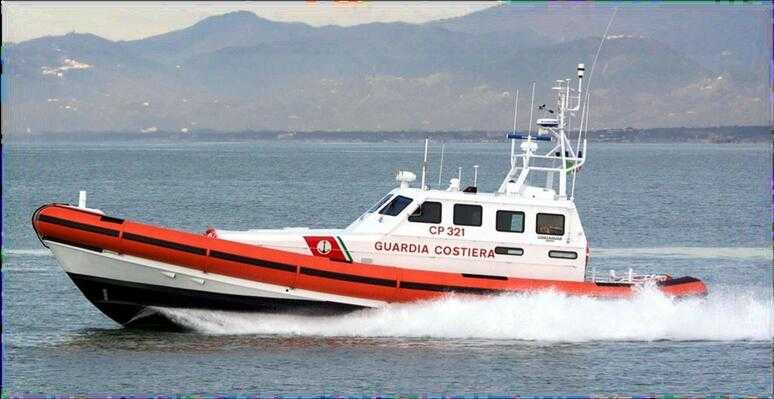 Soccorso della Guardia Costiera tra Crotone e Catanzaro: dieci persone salvate in tre interventi