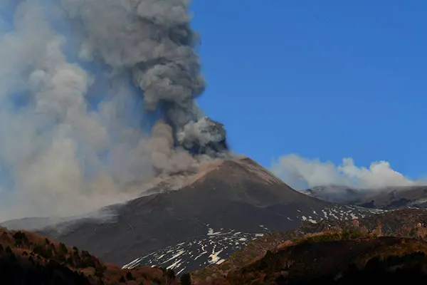 Aumento di Allerta a 'Preallarme' della Protezione Civile sull'Etna: Possibile Attività Vulcanica Imminente. I dettagli