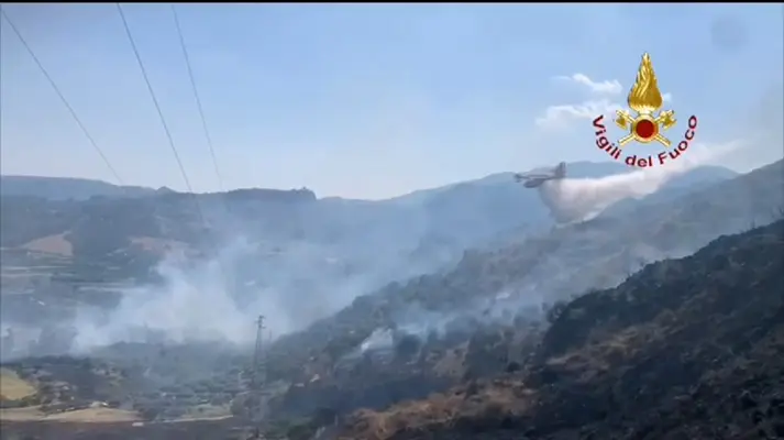 Incendio a Caulonia: i Vvf a protezione del Santuario Madonna dello Scoglio