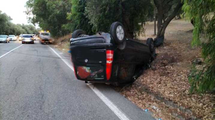 Brutto incidente a Catanzaro: auto si ribalta in via Fiume Busento nel quartiere Santo Janni