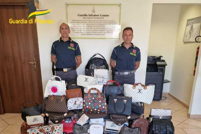 Sequestro di 900 prodotti contraffatti a Soverato: denunce e recupero di merce falsificata di lusso