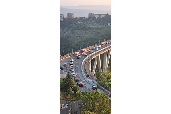 Tragedia sventata a Catanzaro: eroe anonimo impedisce tentativo di suicidio dal Ponte Morandi