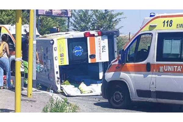 Roma, ambulanza si ribalta dopo incidente stradale. Ugl: “Tragedia sfiorata, sicurezza sul lavoro sia priorità”