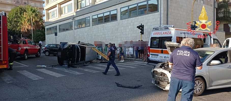 Grave incidente a Lamezia Terme: Vvf estraggono conducente dall'abitacolo