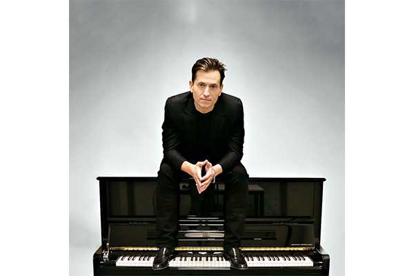 Sarà il cantautore newyorkese e fenomeno del pianoforte Peter Cincotti a chiudere “Fatti di Musica Festival 2023”