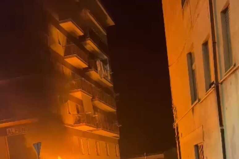 Cassano allo Ionio: Incendio doloso colpisce ristorante Lux e automobile Seat Leon. I dettagli