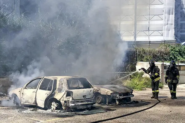 Orrore a Quarto: uomo da fuoco ad una donna in lite condominiale