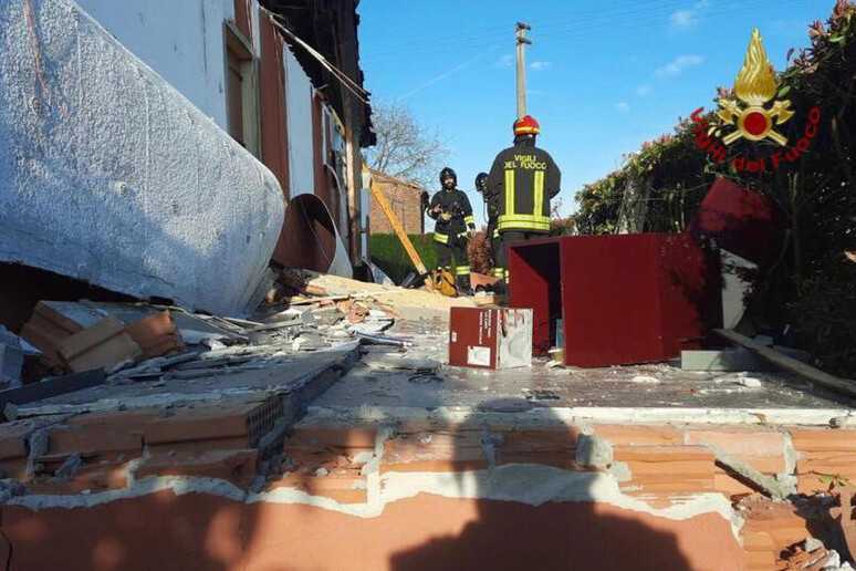 Esplosione di bombola di gas danneggia palazzina a Casarza Ligure: due ragazze sotto choc, nessun ferito