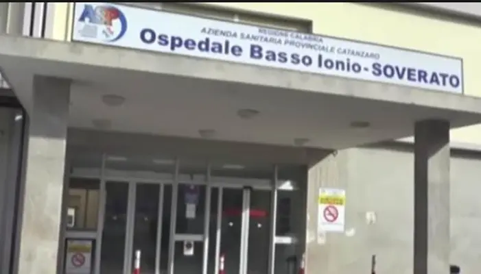 Fatalità nell'ospedale di Soverato: paziente muore durante esame con contrasto, indagini in corso