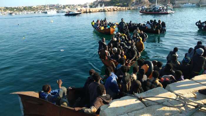 Lampedusa sotto pressione: record di sbarchi, Francia e Germania chiudono le porte, Salvini critica l'Europa
