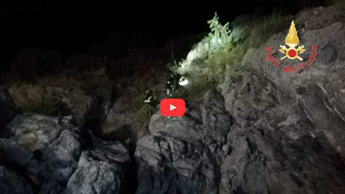 Salvataggio a Caminia: Vvf di Catanzaro e Soverato riportano in salvo l'uomo 40enne bloccato sulla scogliera. Video