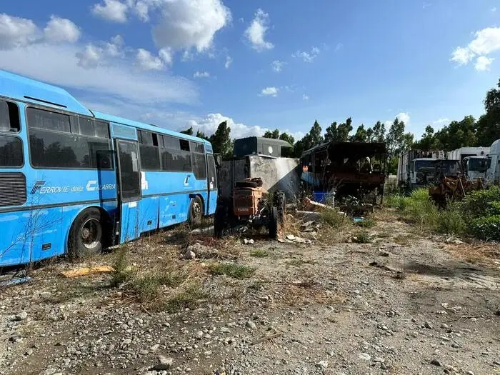 Catanzaro. Sequestrati due autolavaggi e una discarica illecita di rifiuti