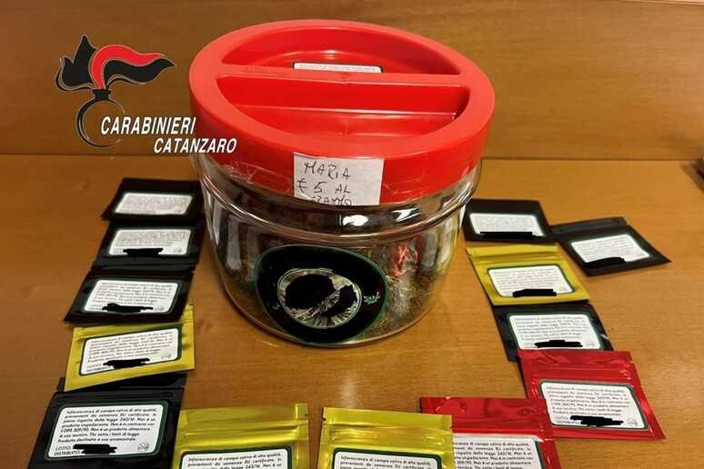 Soverato sotto i riflettori: cannabis in vetrina e gestore del bar arrestato. "Maria € 5 al grammo".