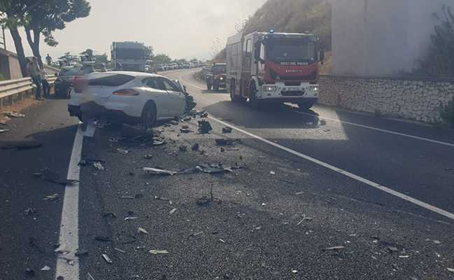 Grave incidente sulla SS106 a Copanello: scontro tra auto e furgone, i VVf estraggono feriti intrappolati nelle lamiere