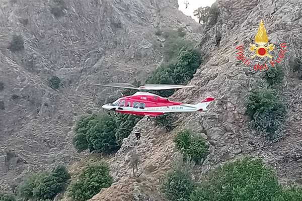 Vvf: salvataggio in elicottero lungo il sentiero Samo-Montalto