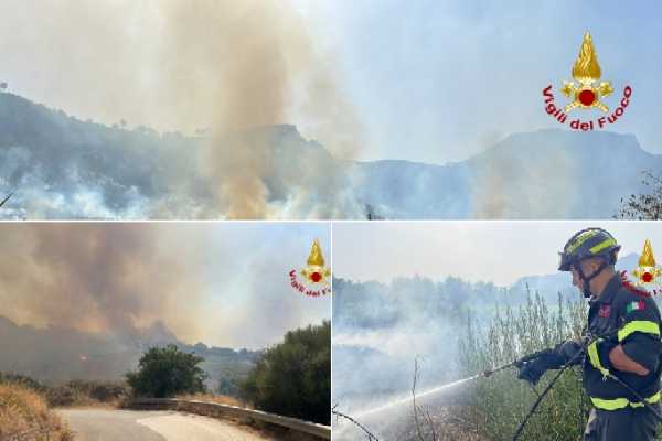 Calabria i Vvf al fronte nella battaglia contro gli incendi boschivi.