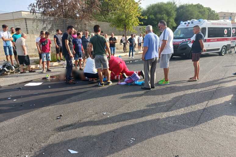 Scontro auto-moto a Crotone: bambina di 8 anni e papà gravemente feriti nel centro della città