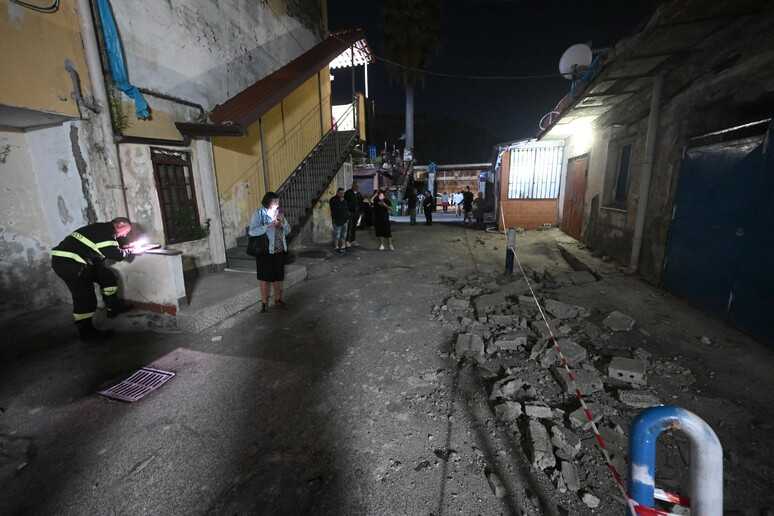 Terremoto e terrore ai Campi Flegrei magnitudo 4.0: residenti in strada, continua lo sciame sismico. Tutti i dettagli