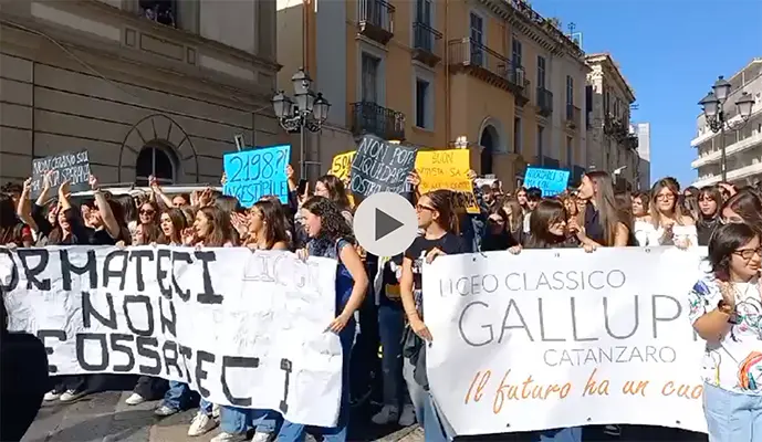 Catanzaro. "No agli accorpamenti 'titanici': la voce del Liceo Galluppi" Video