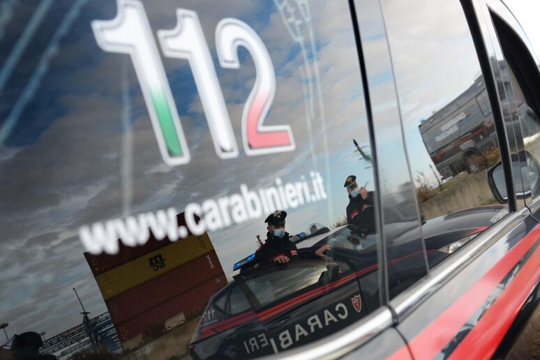 Lite notturna a Trieste culmina con l'accoltellamento del compagno: Indagini dei carabinieri in corso